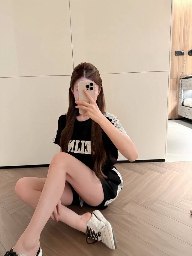 Celine赛琳字母蕾丝贴布刺绣圆领短袖上衣抽绳松紧腰短裙套装 款号：25670604866 颜色：黑色 尺码：Sml S码80-95斤 M码95- 斤 L码
