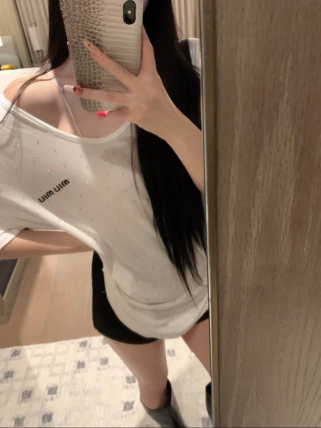 Miumiu缪缪字母刺绣烫钻后背蕾丝防晒短袖上衣 款号：25672706465 颜色：黑色 白色 尺码：均码 80-125斤