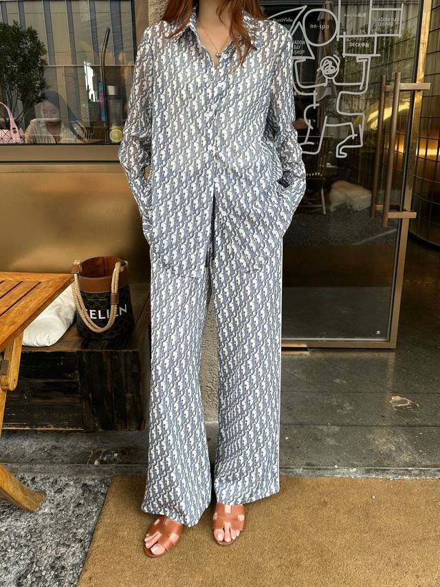 Dior迪奥满印老花字母印花微透视翻领长袖衬衣抽绳松紧腰长裤套装 款号：25671106463 颜色：蓝色 尺码：Sml S码80-95斤 M码95-110斤