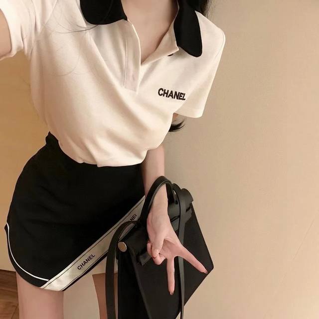 上衣 裙子 Chanel香奈儿小香字母刺绣定制双C纽扣Polo衫翻领短袖T恤定制织带拼接压褶半裙套装 款号：25670504424 颜色：黑色 白色 尺码：Sm