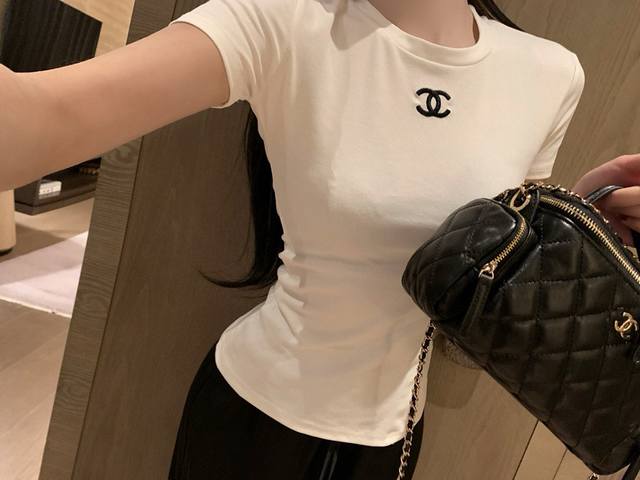 Chanel香奈儿小香双C刺绣修身圆领短袖T恤 款号：25670505169 颜色：黑色 白色 尺码：Sml S码80-95斤 M码95- 斤 L码 -125斤