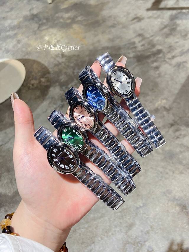 品牌：卡地亚 系列：Baignoire浴缸系列 颜色：黑 白 绿 粉 蓝 尺寸：32X23Mm 机芯：日本石英机芯 1:完美演绎卡地亚的经典美学，涌现腕表设计的