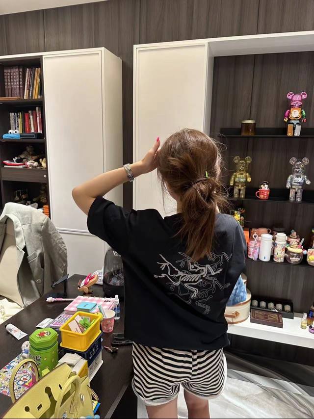 始祖鸟限定款发泡浮雕印花短袖T恤 始祖鸟名不虚传到哪里都是流量密码 真的一眼就爱上 纯黑很有腔调很高级～ 潮汐三色交叉发泡Logo高级感这一块拉满啦 纯棉260