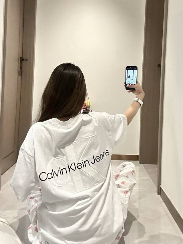 凯文克莱新款重工钢印浮Logo纯黑T恤 Ck背影小达人最近被问的最多的款啦 太喜欢背后这个浮雕设计 实物超高级 定制浮雕凸起刺绣Logo 气质十足足～ 纯棉26