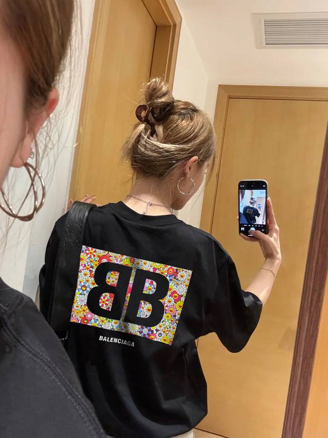 Balenciaga巴黎世家联名涂鸦太阳花短袖T恤 高级感是村上隆给的真的在我审美上！！ 前后彩色涂鸦超好看～太阳花美出天际了 属于多少有点小心机在身上了嘎嘎重