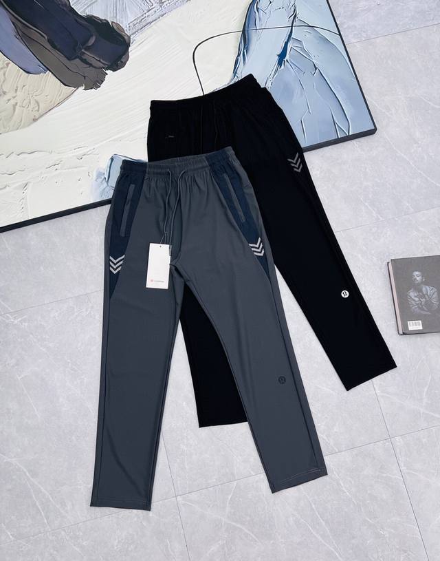 Lululemon反光箭头Logo冰丝长裤，露露家的这款夜跑反光箭头Logo冰丝长裤，我不允许还有人不知道！ 冰丝面料上身就像给双腿敷了一层冰膜，触肤即凉，闷热