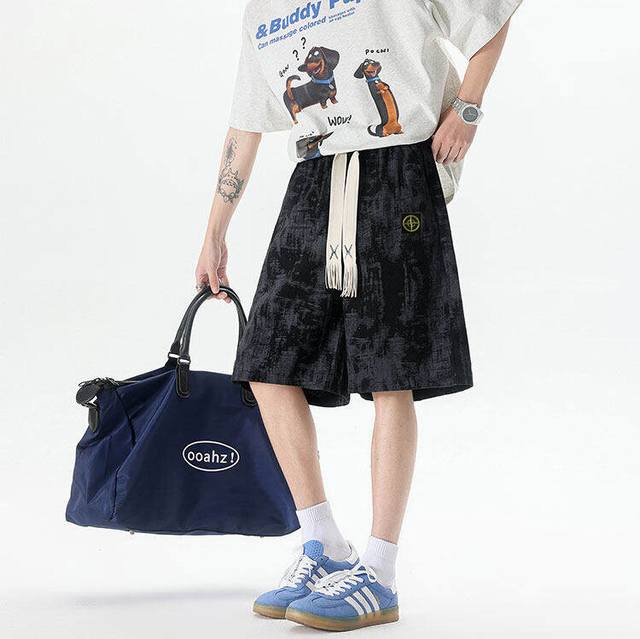 Stone Island 石头岛海外扎染限定短裤，男女同款五分裤，小红书 Ins 抖音爆款，超人气单品，经典Logo，版型好看，上身有型，修饰完美身形，精致裁剪