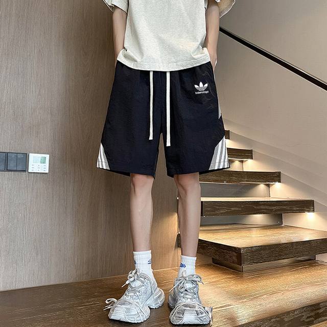 Balenciaga 巴黎世家&Adidas三叶草联名休闲短裤，男女同款，今年最流行面料 上身非常简单帅气有型的一款 男女情侣款都能轻松驾驭. 面料质感非常柔软