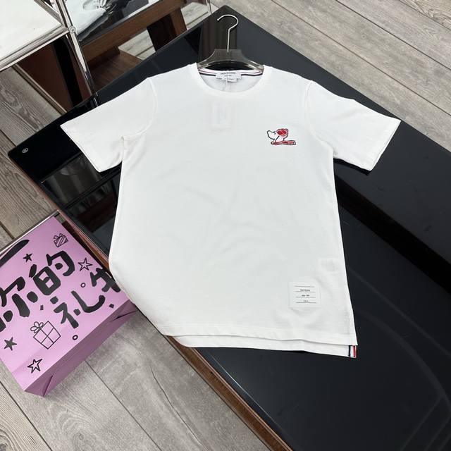 Thom Browne 汤姆布朗 Tb雪橇犬小狗刺绣纯棉双纱双股圆领套头夏季短袖T恤｜T023 采用定制预缩纯棉面料 生产采用进口缝纫设备缝制 针距细密 走线整