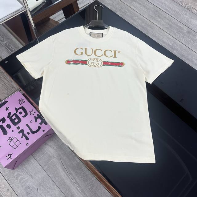 Gucci 古驰 2025夏季经典腰带数码印花短袖T恤男女同款 重磅新品来袭！｜500 面料升级 品质触手可及 严选客供定制针织 %纯棉面料，触感细腻亲肤，高克