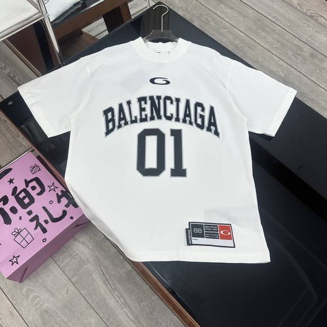 Balenciaga 巴黎世家25Ss 01 球衣刺绣短袖T恤 顶级版本 巴黎世家 Basketball 系列 Ss25 新款字母印花圆领短袖，男女同款 原版开
