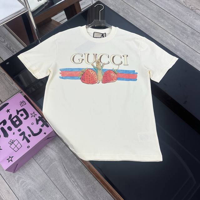 Gucci 2025夏季重磅新品来袭！无感印花高克重短袖，解锁轻奢穿搭新体验｜885 面料升级 品质触手可及 严选客供定制针织 %纯棉面料，触感细腻亲肤，高克重
