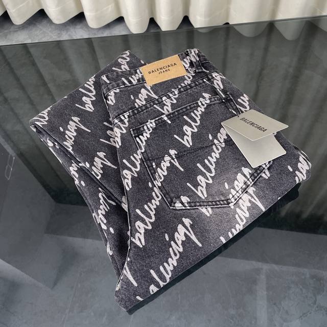 Balenciaga & 巴黎世家 刷漆弹幕签名满印Logo重工水洗牛仔裤 B家今年最新款牛仔裤，四季不可缺少的穿搭单品！全网都在找的满印签名牛仔裤，上身效果超