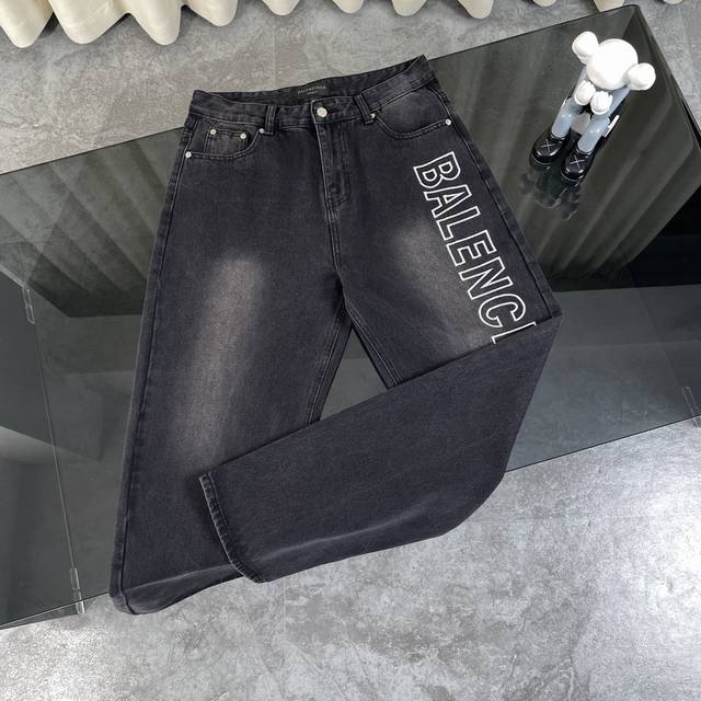 Balenciaga巴黎世家 新款侧边Logo字母刺绣单排扣情侣款牛仔裤 侧边字母裤子的侧边以字母标识刺绣 目前为止所有Balenciaga牛仔里面最好看又特别