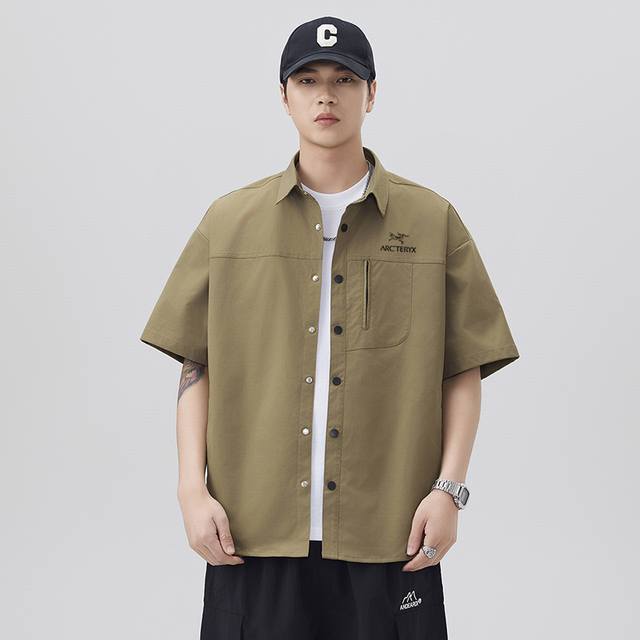 供 Arc’Teryx 始祖鸟休闲短袖衬衫 最新款时髦显瘦，衣服的造型很简单，又不失设计感，简洁的翻领，采用新款面料材质，挺阔有型，超多网红明星上身，可随意搭配