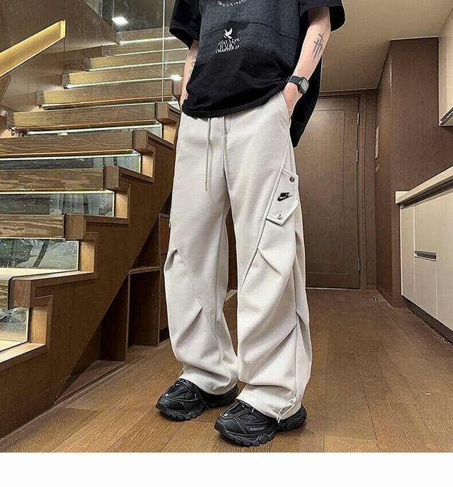 供 耐克海外版25Ss新款三色高品质休闲薄款工装短裤！ 裤子版型宽松 细节完美 采用梭织面料耐磨耐脏 立体裁剪宽松版型 进口印花反复水洗不会开裂脱落，男女同款情
