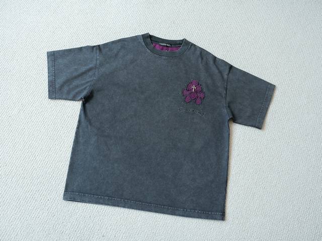 顶级Tee 强势上新 Chrome Hearts S S25 单色粉十字架贴布标识圆领短袖T恤 货号：5145 - 颜色： 灰色 - 尺码： S M L Xl