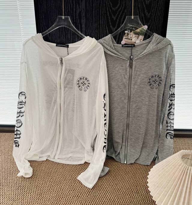 价格P： 品名：Ch 克罗* 十字架梵文印花防晒连帽拉链外套 尺码：M.L 颜色：白色 灰色 件件都在审美上的连帽防晒外套，防晒衫把松弛感焊死了。背后印花好有设