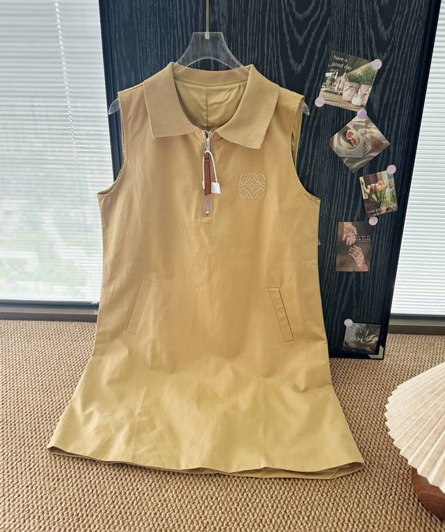 价格P： 品名：Loew* 罗意家老钱风刺绣半拉链Polo工装裙 尺码：M.L 颜色：卡其 时髦洋气工装风连衣裙，谁能逃得过工装浪潮的袭击呢，这个夏天当然要拥有