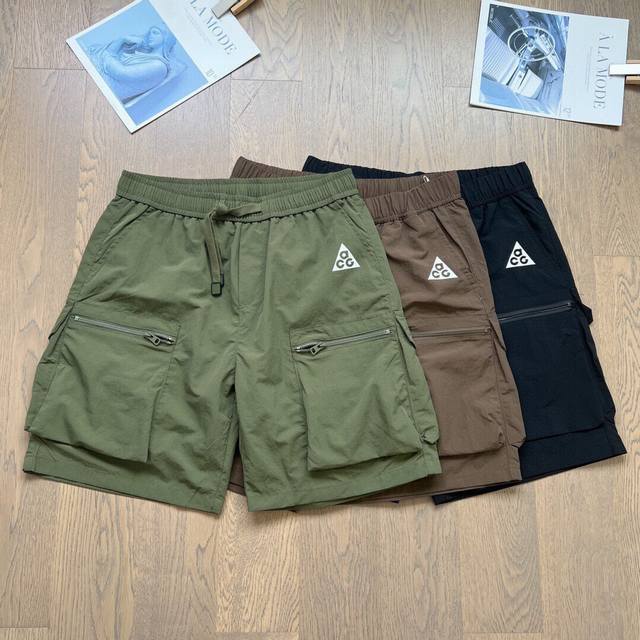Nike Acg小Logo 专柜新款三色多功能口袋工装短裤 三色齐发版型超正的五分裤，穿上超有型具有标志性独特的口袋设计 既时尚又不失功能性 实用足 三彩缤纷衬
