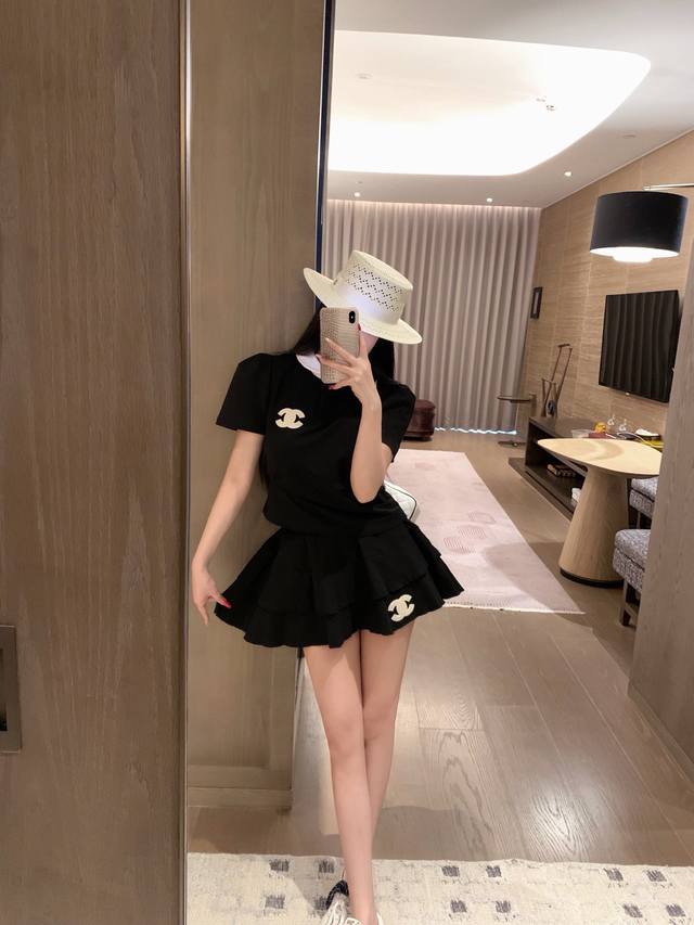 上新 Chane* 小香 撞色领小香Polo短袖蛋糕裙套装～～ 小卫衣面料 ！！ 颜色：黑色 灰色 白色 码数：S M L S码推荐： 80~100 M码推荐：