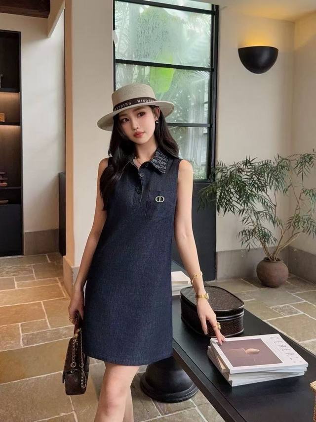 上新 Dio* 迪奥 翻领英伦背心裙 配送胸针 时髦低调气质又奢华高级 版型百搭不挑人 开模定制面料 面料做工品质超赞 白富美必入 颜色：蓝色 码数：S M L