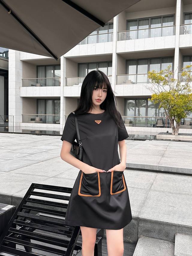 上新 Prad* 普拉达 25Ss春夏新款圆领连衣裙 双口袋撞色拼皮设计 三角标装饰 高品质 两色三码！！ 颜色：黑色 白色 码数：S M L S码推荐： 80