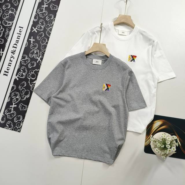 尺码S-Xl走秀款 Ami 艾米彩虹18色刺绣 .6秀场限定走秀款短袖T恤 重工18色刺绣 相近颜色并没有用相同色代替 主打一个细节 成本×3倍 这个款式我们已