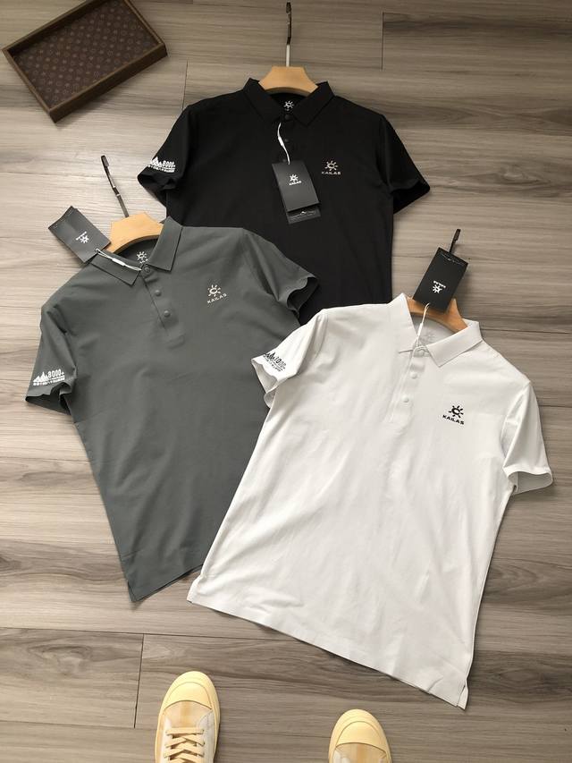 Kail*S丨家石 臂袖山峰中文字母Logo胶印 无痕压胶 男款清爽冰丝镭射切割门襟商务休闲Polo衫. 颜色：白灰 深绿 黑色. 材质：冰丝棉 氨纶锦纶混纺打