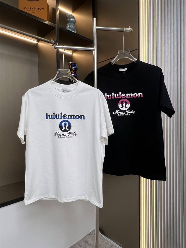 Lululemon露露2025Ss毛绒拼接硅胶字母情侣休闲短袖T恤 最高版本！定制面料290克 %双纱棉！Lulu夏季流行字母毛绒拼接硅胶工艺印花！ 辅料：开模