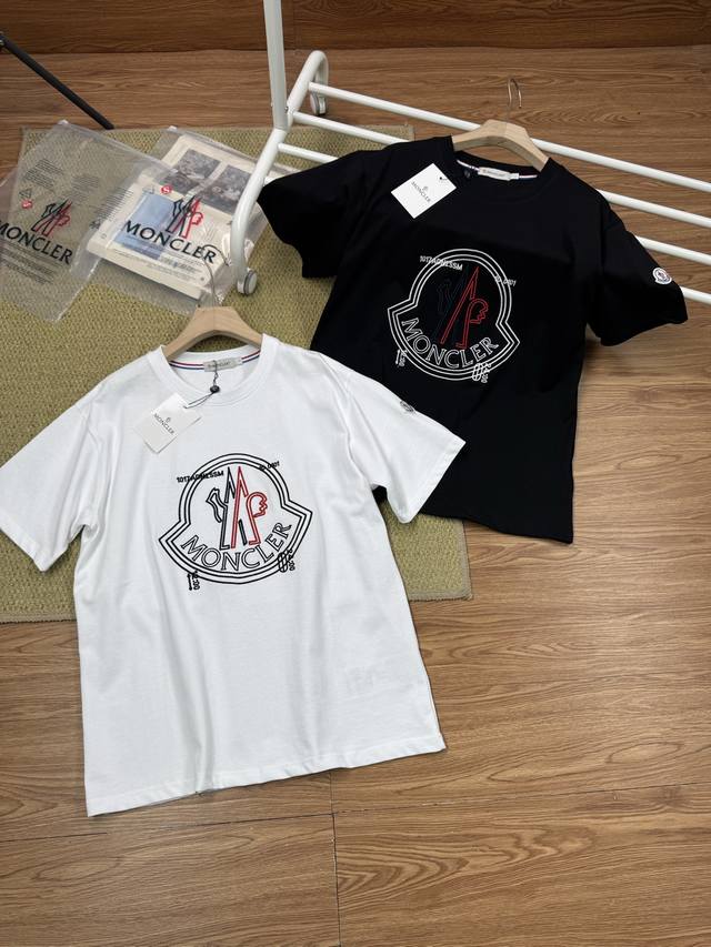 纯原臻品 顶级原版复刻 Moncler盟可睐 Logo刺绣短袖T恤 情侣款 宽松休闲 纯色 白色 品质与时尚并存的Moncler盟可睐Logo刺绣短袖T恤，是衣
