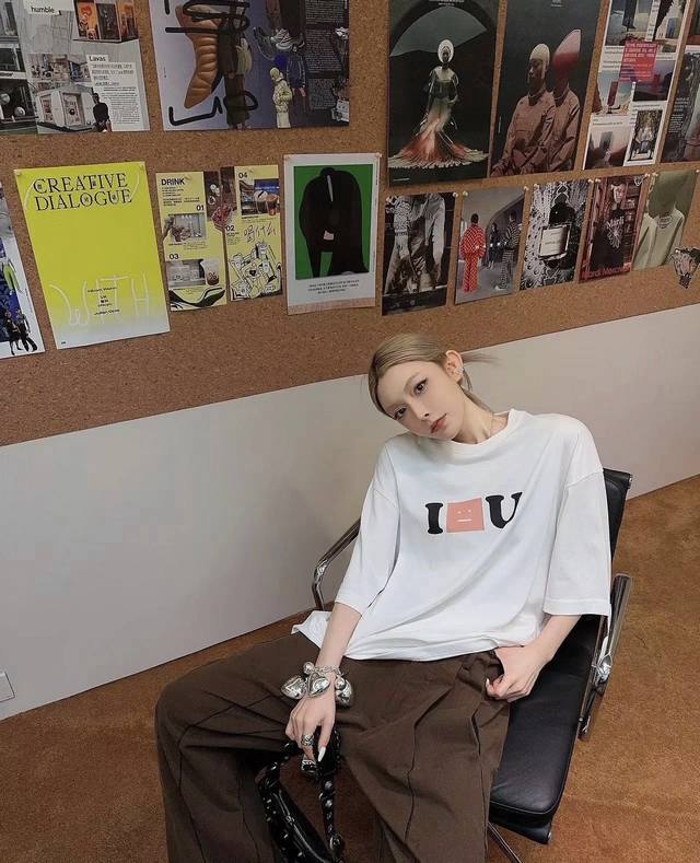 供 Acne Studios，作为北欧极简风格的典型代表，在冷淡风的基础上经过艺术加工与升华，成为时尚界公认的时髦风尚导向者。 新品男女同款Face表情字母印花