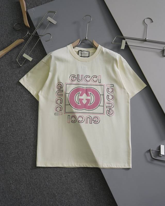 供 Gucci 古驰双G互通大方块印花粉色圆领短袖T恤 男女同款 高品质 230克双棉纱！ 细节完美无瑕，订染面料，对应定染定织螺纹！ 双纱纯棉面料，经过洗水工