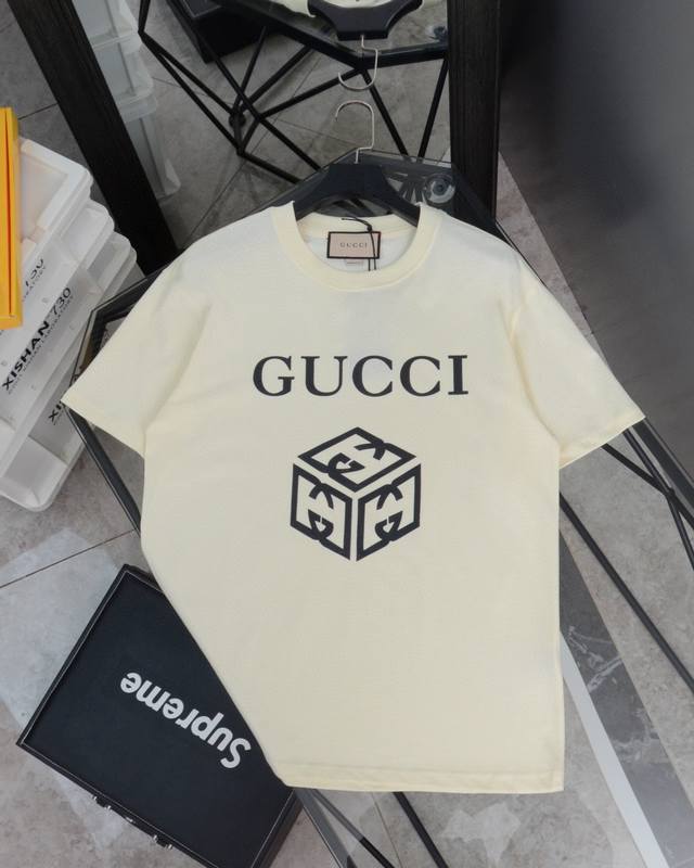 供 Gucci古驰夏季新款几何魔方图案印花短袖T恤 - 采用230G双纱100%精梳纯棉面料 - 螺纹定织定染无色差！采用过肩拉条工艺，百洗不变形！ -采用高端