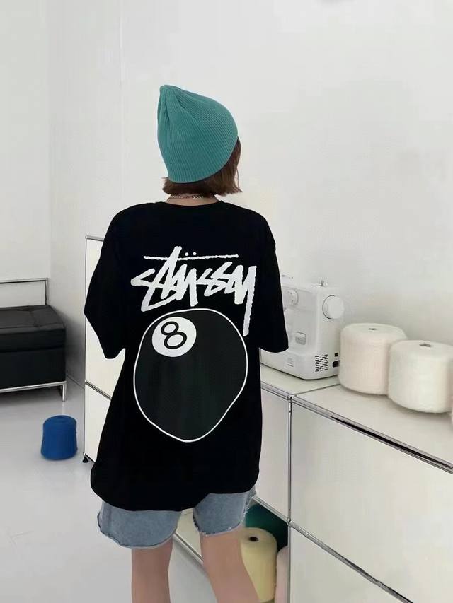 供 Stussy斯图西 Ss25新款 黑8台球印花 情侣圆领短袖T恤 Stussy斯图西，起源于美国南加州冲浪圣地， 最新文化涂鸦系列，重磅联名经典街头潮牌、出