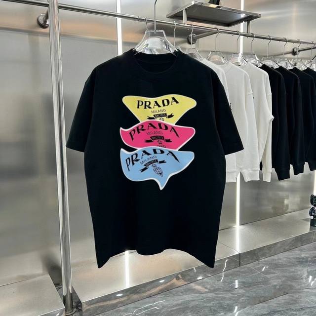 供 Prada 普拉达2025Fw夏季新款 三角标Logo印花圆领套头休闲印花短袖T恤， 采用230克双纱纯棉面料，超级质感柔软透气 上身舒服 品牌元素设计理念