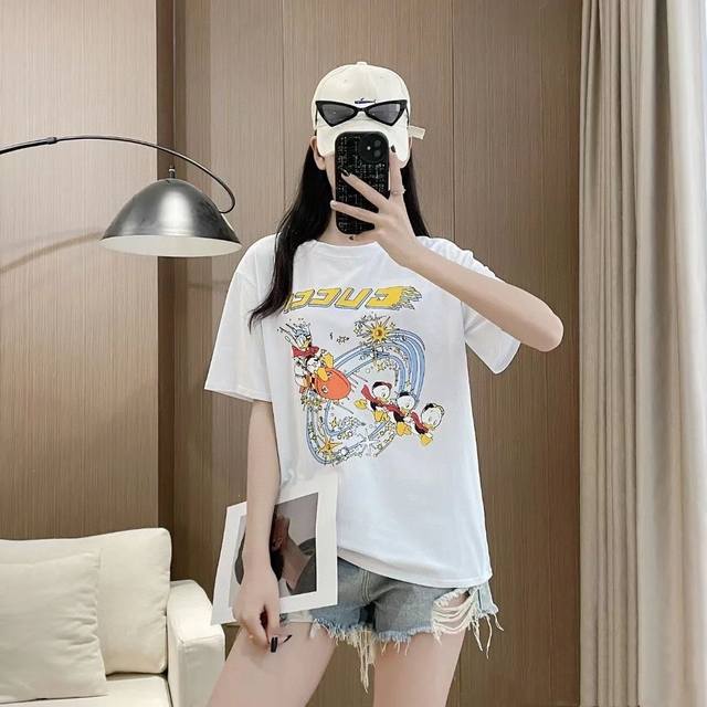 供 25Ss夏季新款Guccixdisney联名款唐老鸭宇宙印花圆领短袖上身真的很好看，面料舒适，超级标志性彩色品牌Logo印花图案 搭配运动鞋清新舒适 逛街约