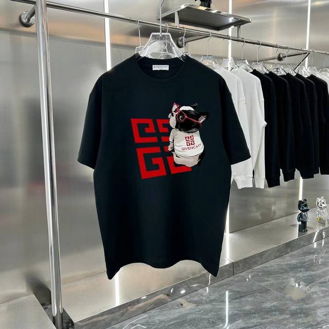 供 Givenchy 纪梵希 2025Ss 夏季胸前字母涂鸦印花短袖T恤 面料：采用230G纯棉双面料 同缸染罗纹 久洗不变形 印花： 采用顶级的康丽机对板调色