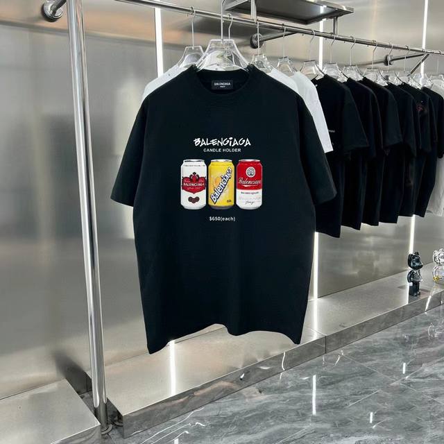 供 2025Ss夏季新款Balenciaga 巴黎世家汽水易拉罐印花字母短袖T恤 独家定织染布料，前面巴黎世家英文字母Logo印花，230克纯棉面料，柔软亲肤细