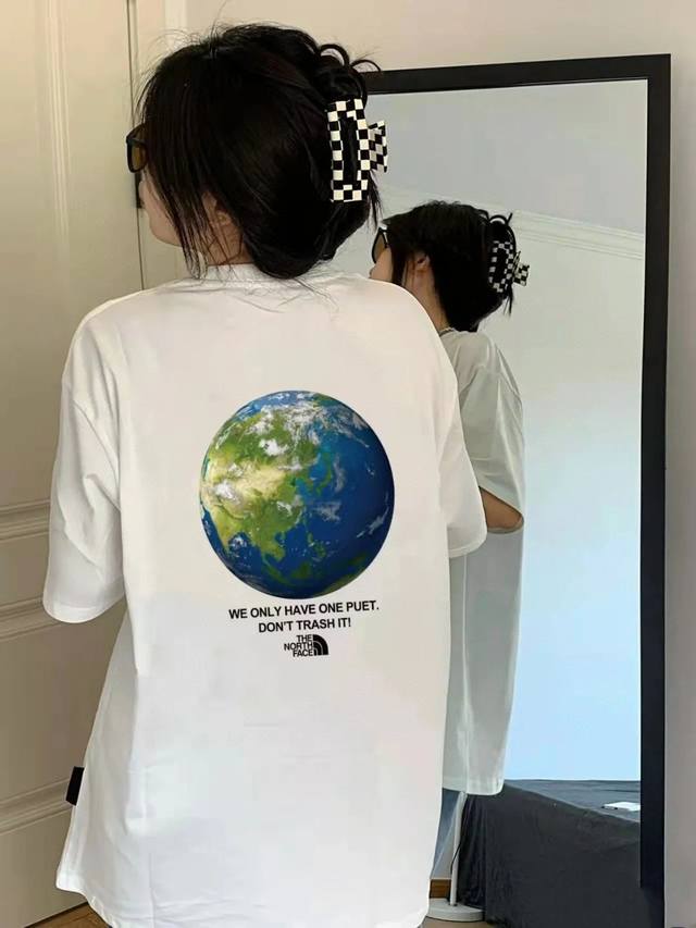 供 2025Ss夏季新款北面Thenorthface地球村纯棉基础款百搭T恤短袖情侣款 一件短袖精髓就是面料问题这款采用的220克精密度棉面料舒适透气。反正拿到