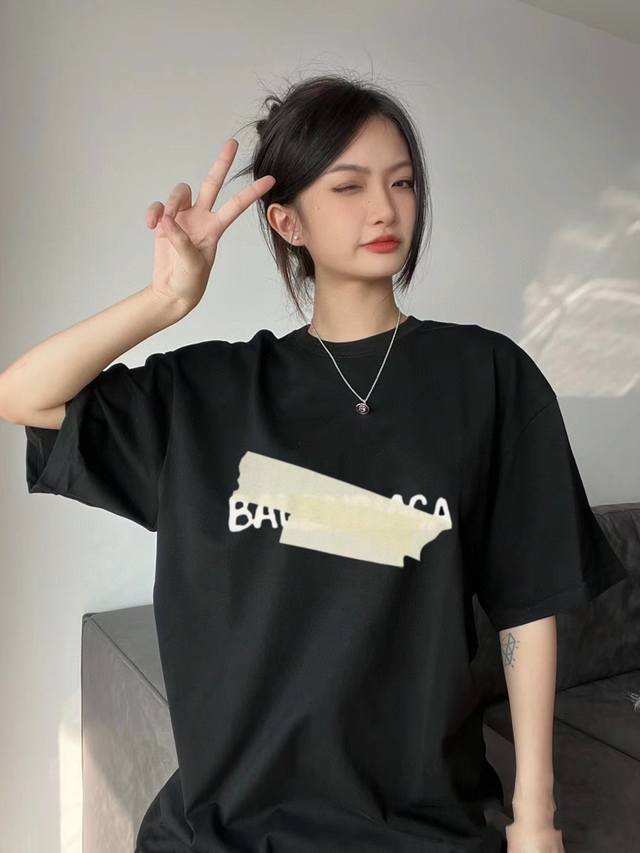 供 Balenciga 巴黎世家2025Ss夏季新款字母胶带涂鸦短袖T恤 230克双纱纯棉柔软面料对色定染面料高水平印花工艺 ，简约大气，采用进口水浆材质水浆印