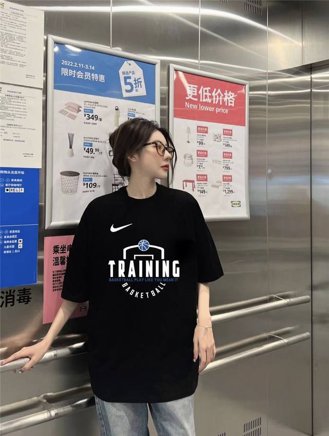 供 25Ss新款Nike耐克篮球训练运动休闲短袖T恤 甄选240G高克重新疆精梳棉面料 纯棉100％ 手感软糯细腻 舒适透气 运动宽松版型不紧身 采用高端印花