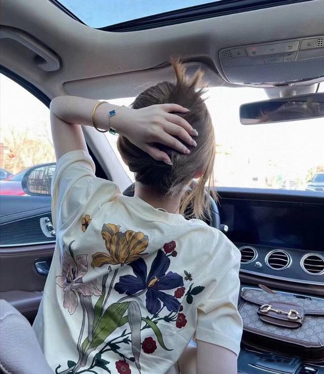供 2025Ss夏季新款Gucci 字母花卉圆领短袖T恤 真心超级好看面料颜色全部定织定染出来的，原版一模一样，简约当中带着一丝炫酷，小仙女一定要入，最大亮点设