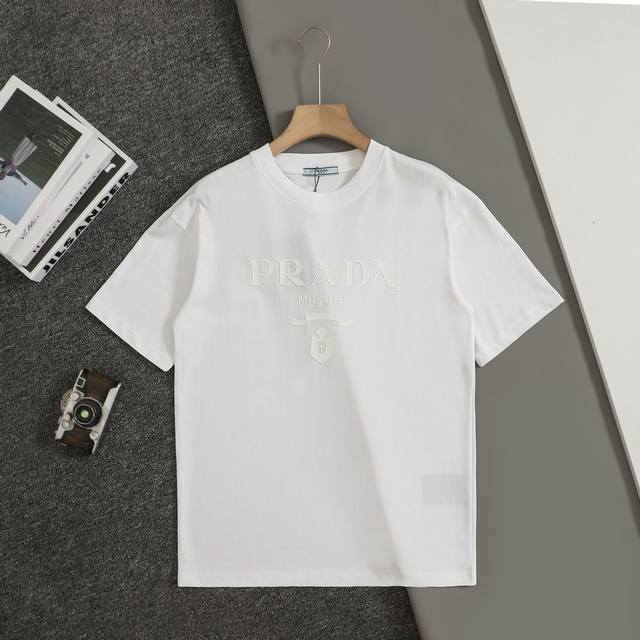 上新 顶级复刻版本 普拉达 Prada 25Ss早春新款 经典字母印花短袖 轻奢主义 男女日常通勤穿搭必备单品 正确版本 欢迎对比 详细特征 280克100%
