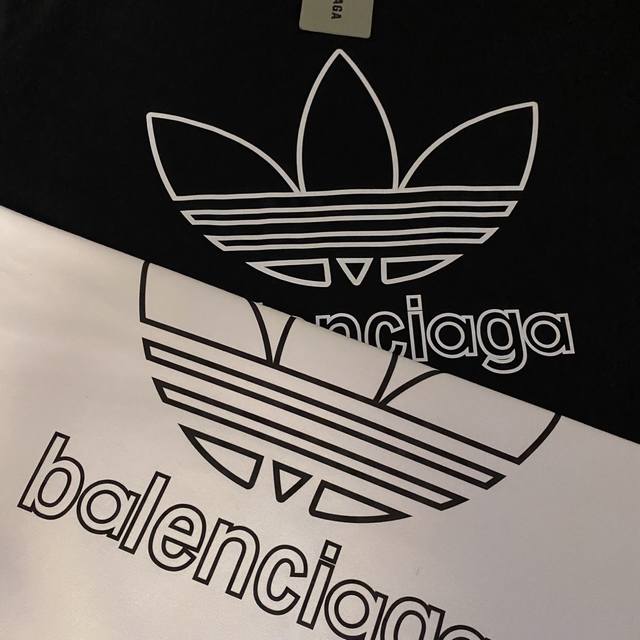 巴黎世家Balenciaga联名Adidas印花圆领短袖 情侣同款 定织定染一致260G纯棉双纱面料 同缸零色差领口螺纹 四针六线工艺 面料舒适透气 机洗不变形