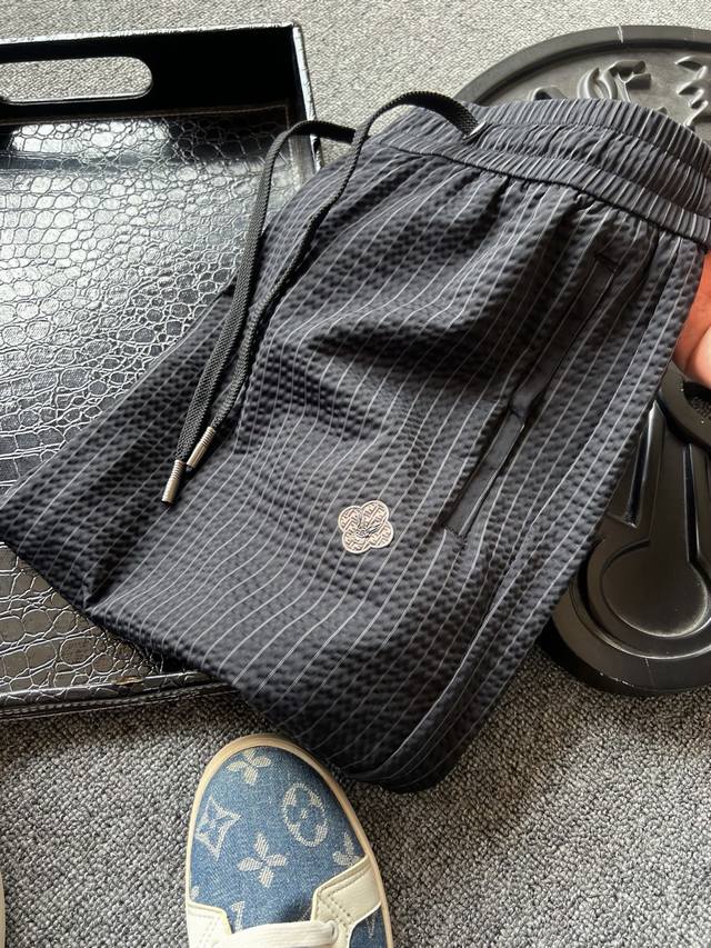 专柜顶级原单！ 人气爆款！Fendi 芬迪联名Prada 芬迪玉兔合作款专柜新品冰氧鱼骨纹短裤！恒隆在售万元级，款号：3618 Fendi&Prada今年联合最