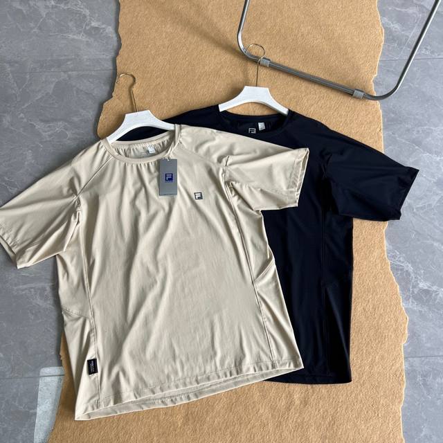 品质呼吸款！Fila 斐乐 两色科技舒适冰感科技弹力觉醒户外运动短袖T恤上衣 后背的呼吸艺术 独创仿生脊柱透气带，以不对称几何拼接构筑背部空气环流系统。X型交叉