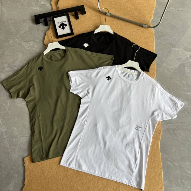 Descente 迪桑特三色专柜同款科技棉感贴服绵柔圆领T恤短袖上衣 手感柔而有棉质感，立体硅胶Logo标 吸湿性超强，整体设计简练低调奢华 Descente迪