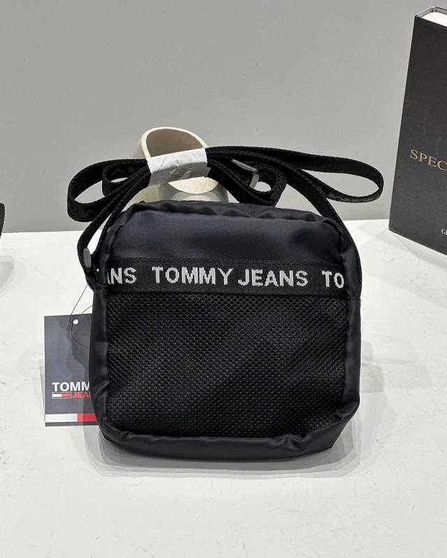 纯原支持！男女都爱的托特包，终于被我找到了！ Tommy男士单肩包 商务休闲 大容量方形斜挎包 迷你斜挎小包，轻装上阵的点睛之笔！ 整体简约大气的设计，手提、斜