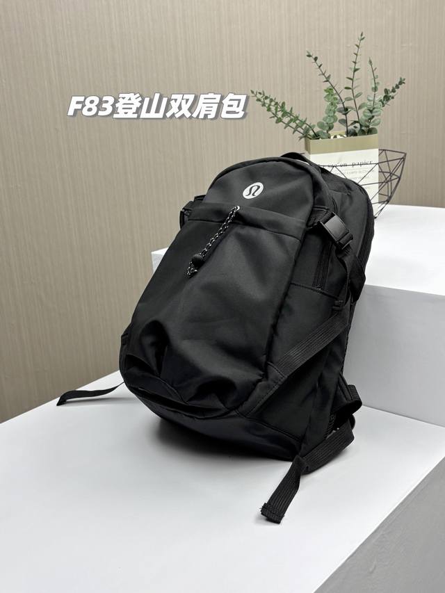 高货高货！Lululemon 2025夏季最新情侣款大容量通勤款抽绳双肩包！旅行户外登山运动双肩包！适合任意场所的通勤款式！进口复合布面料，整包质量很轻，手感和